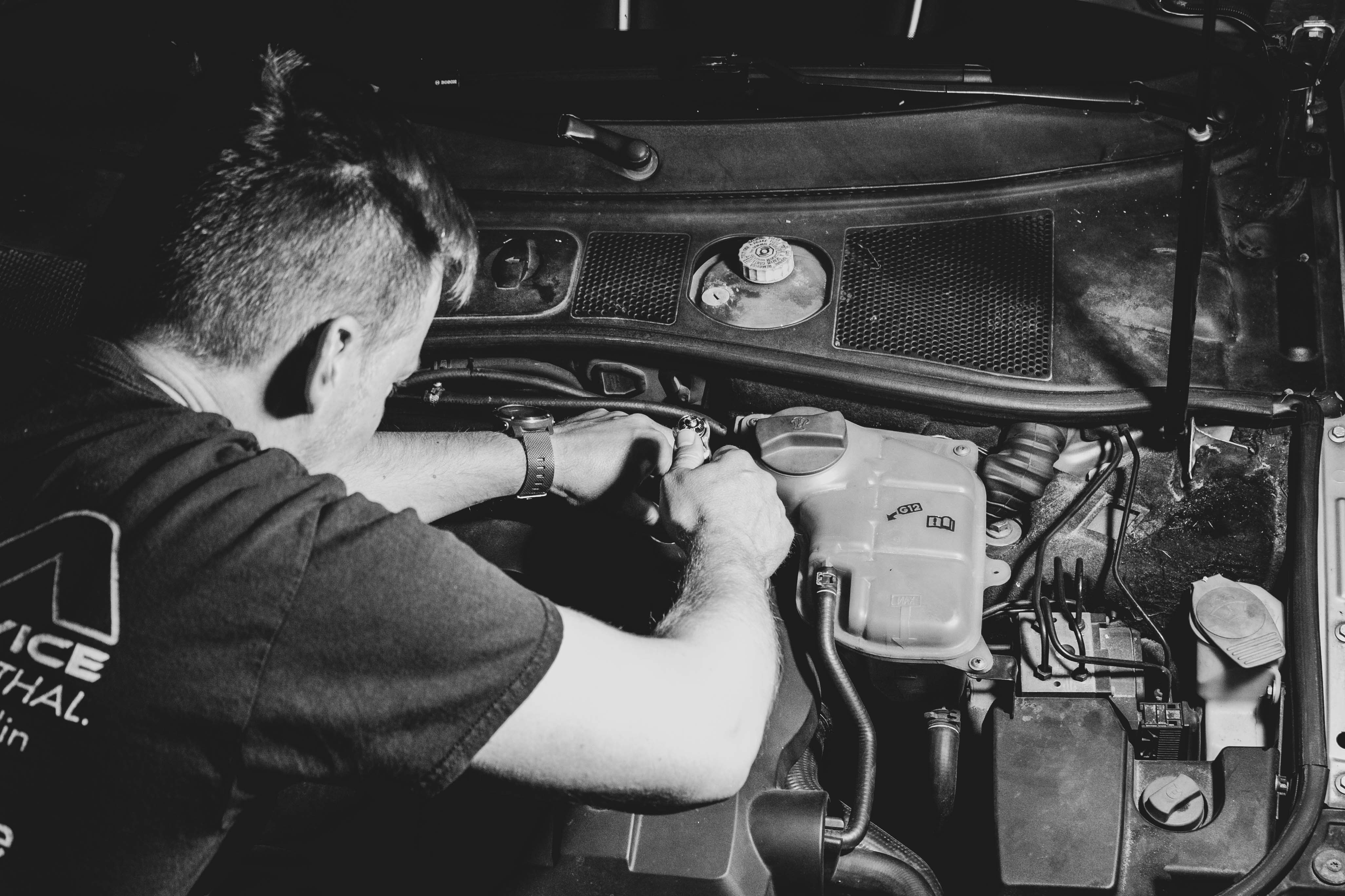 Mechaniker bei RM Autoservice arbeitet im Motorraum